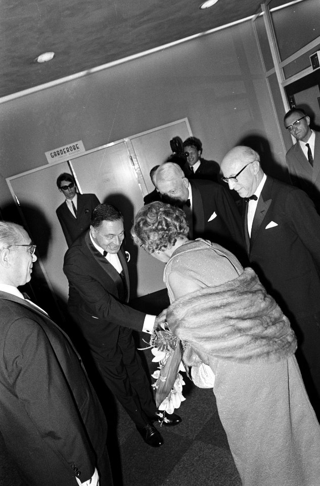 Koningin Juliana bij premiere van film De getemde feeks in bioscoop Du Midi te, Bestanddeelnr 920-7396