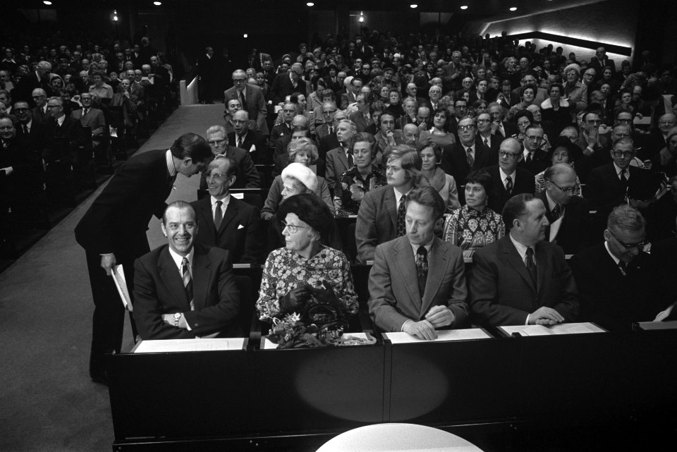 Koningin Juliana bij opening nieuw hoofdgebouw van de Vrije Universiteit te Amst, Bestanddeelnr 926-3424