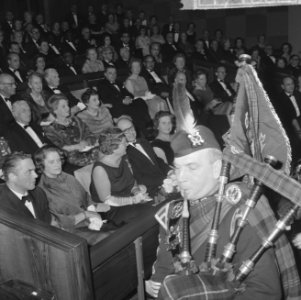 Koningin Juliana is aanwezig bij de filmpremière 'De grootste uren' in de Euro C, Bestanddeelnr 917-1682
