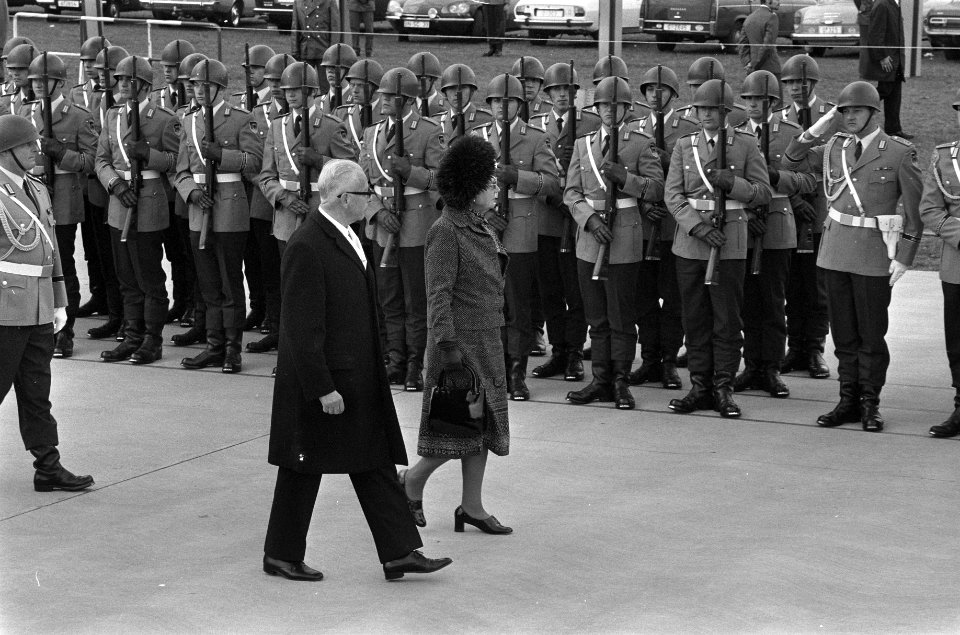 Koningin Juliana inspecteert, na aankomst op het vliegveld Wahn bij Bonn, met pr, Bestanddeelnr 925-0766