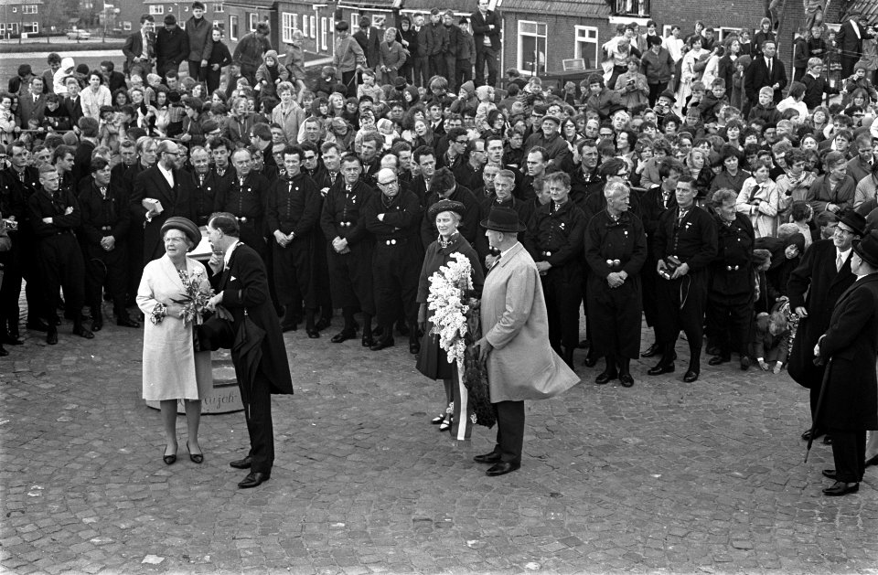 Koningin Juliana bezoekt Urk. Links Hare Majesteit , rechts Urker Mannenkoor, Bestanddeelnr 921-3428