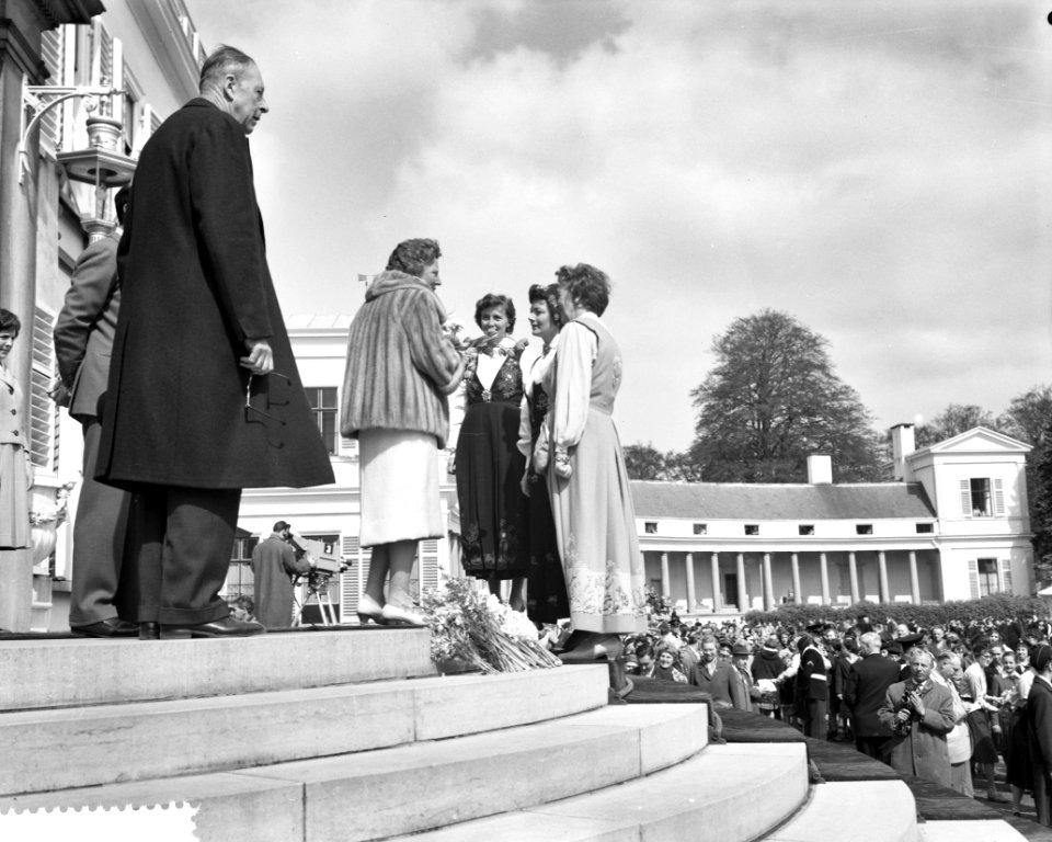 Koningin Juliana krijgt een cadeau van Noorse vrouwen, Bestanddeelnr 911-2021