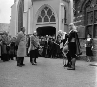 Koningin Juliana en Prins Bernhard bezoeken Kaasmarkt Woerden, Bestanddeelnr 906-4740