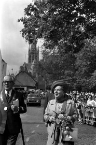 Koningin Juliana in gezelschap van de burgemeester van IJsselstein, J.G.C.J. Tim, Bestanddeelnr 925-6310