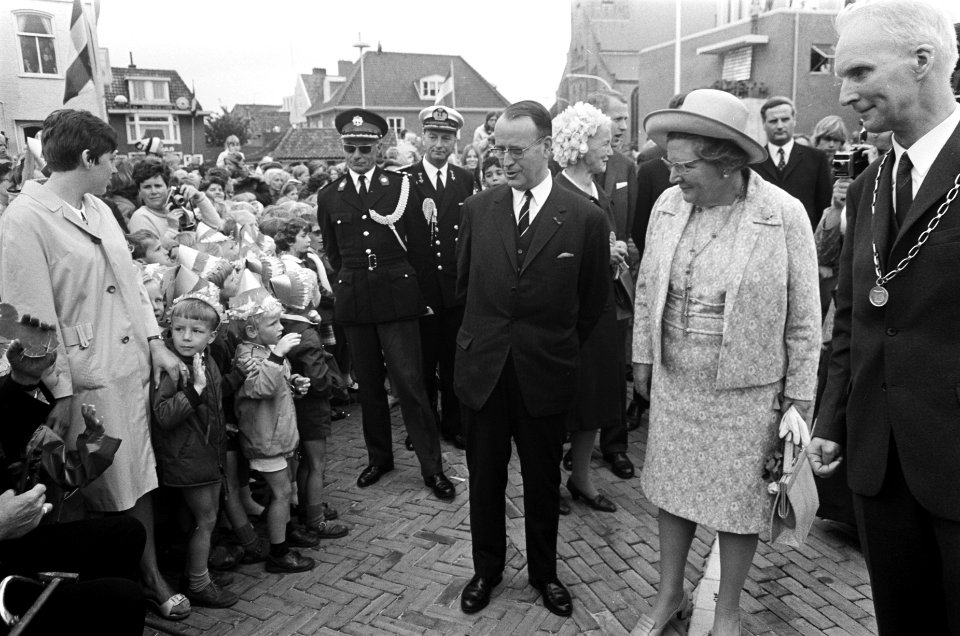 Koningin Juliana met burgemeester Sprenger tussen de bevolking, Bestanddeelnr 922-5375