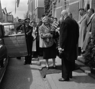 Koningin Juliana en prins Bernhard bezoeken de Kaasmarkt te Woerden, Bestanddeelnr 906-4746