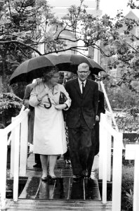 Koningin Juliana bezoekt Zuid Hollandse gemeenten, Hare Majesteit met burgemeest, Bestanddeelnr 917-8089