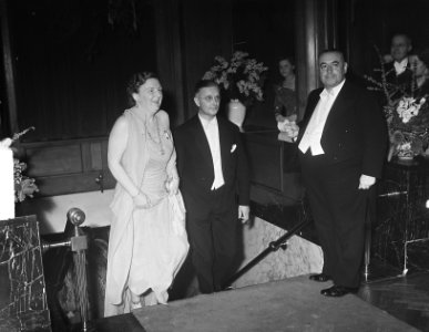 Koningin Juliana in zee aankomst met prof. Cleveringa, Bestanddeelnr 903-7650