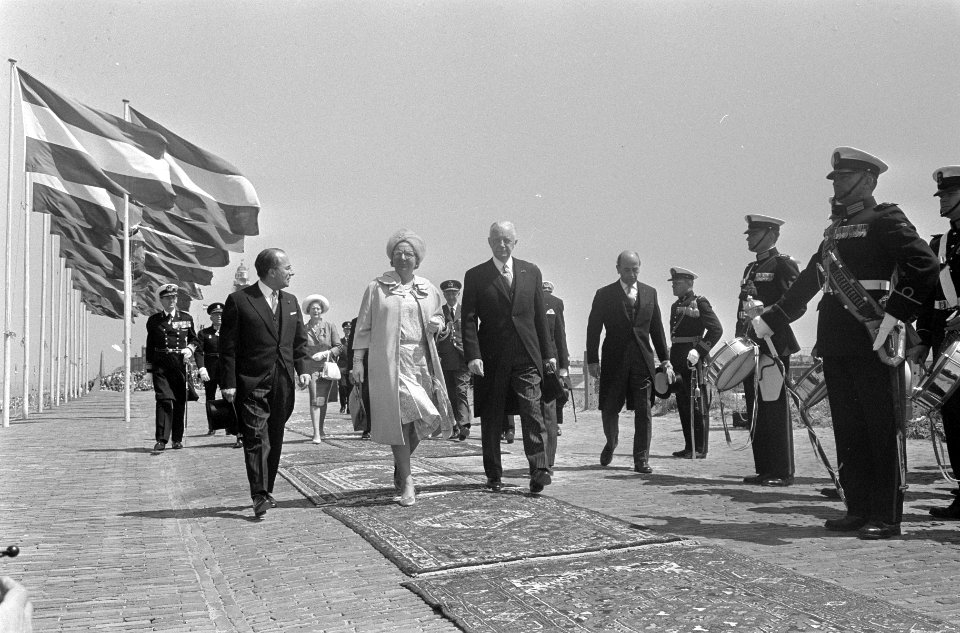 Koningin Juliana in gezelschap, Bestanddeelnr 919-2470