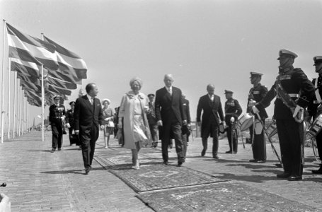 Koningin Juliana in gezelschap, Bestanddeelnr 919-2470