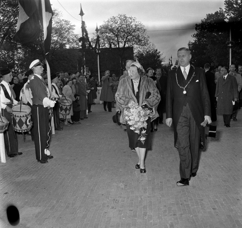 Koningin Juliana en prins Bernhard bezoeken de Kaasmarkt te Woerden, Bestanddeelnr 906-4750