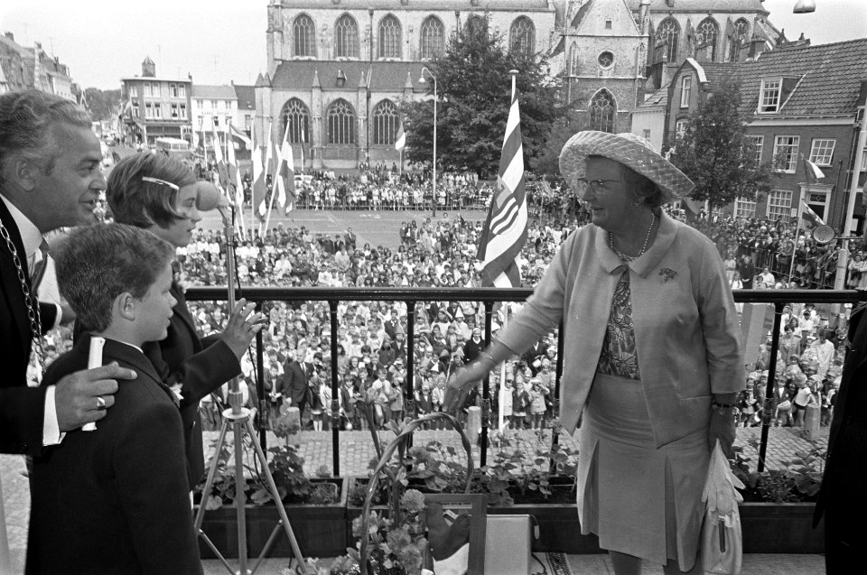 Koningin Juliana bezoekt Zeeland. Op stadhuis te Hulst, burgemeester P. J. G. Mo, Bestanddeelnr 921-4487