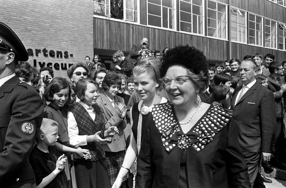 Koningin Juliana in Voorburg, Opening St. Maartenslyceum. De koningin loopt door, Bestanddeelnr 919-0778