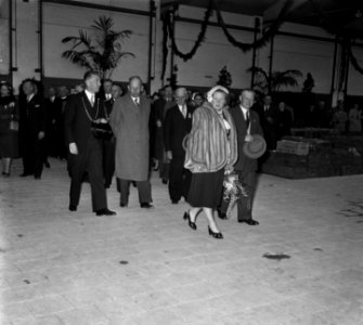 Koningin Juliana en prins Bernhard bezoeken de Kaasmarkt te Woerden, Bestanddeelnr 906-4749