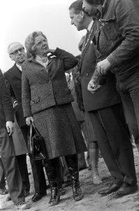 Koningin Juliana bezoekt wrak Romeins schip in Zwammerdam koningin Juliana bij , Bestanddeelnr 927-0954