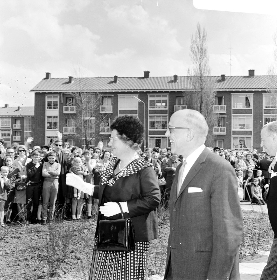 Koningin Juliana in Voorburg, Opening St. Maartenslyceum. Aankomst bij school, Bestanddeelnr 919-0782