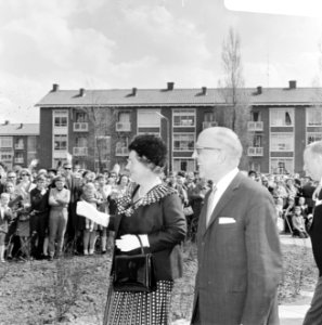 Koningin Juliana in Voorburg, Opening St. Maartenslyceum. Aankomst bij school, Bestanddeelnr 919-0782