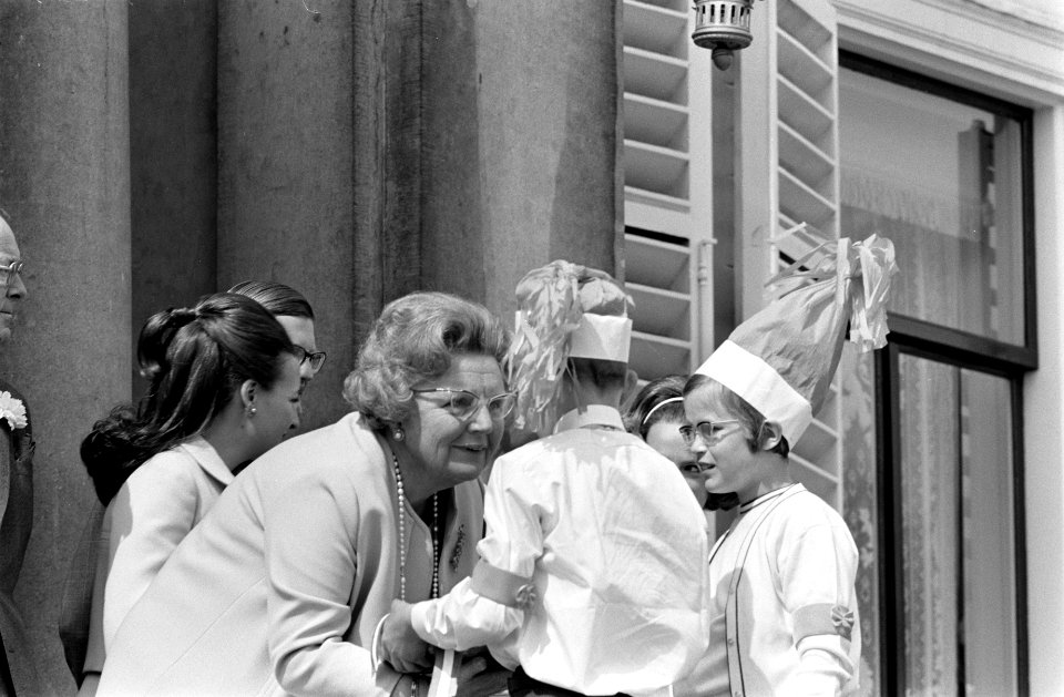 Koningin Juliana is 60 jaar geworden. Koningin Juliana luistert naar kinderen, a, Bestanddeelnr 922-3576