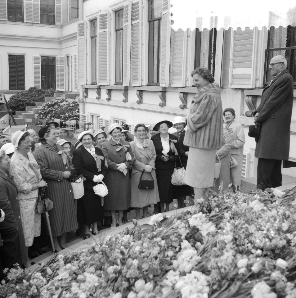 Koningin Juliana is 50 jaar geworden. Hare Majesteit wordt gehuldigd door dames , Bestanddeelnr 910-3342