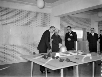 Koningin Juliana en prins Bernhard bezoeken de Technische Hogeschool te Delft, Bestanddeelnr 909-9888