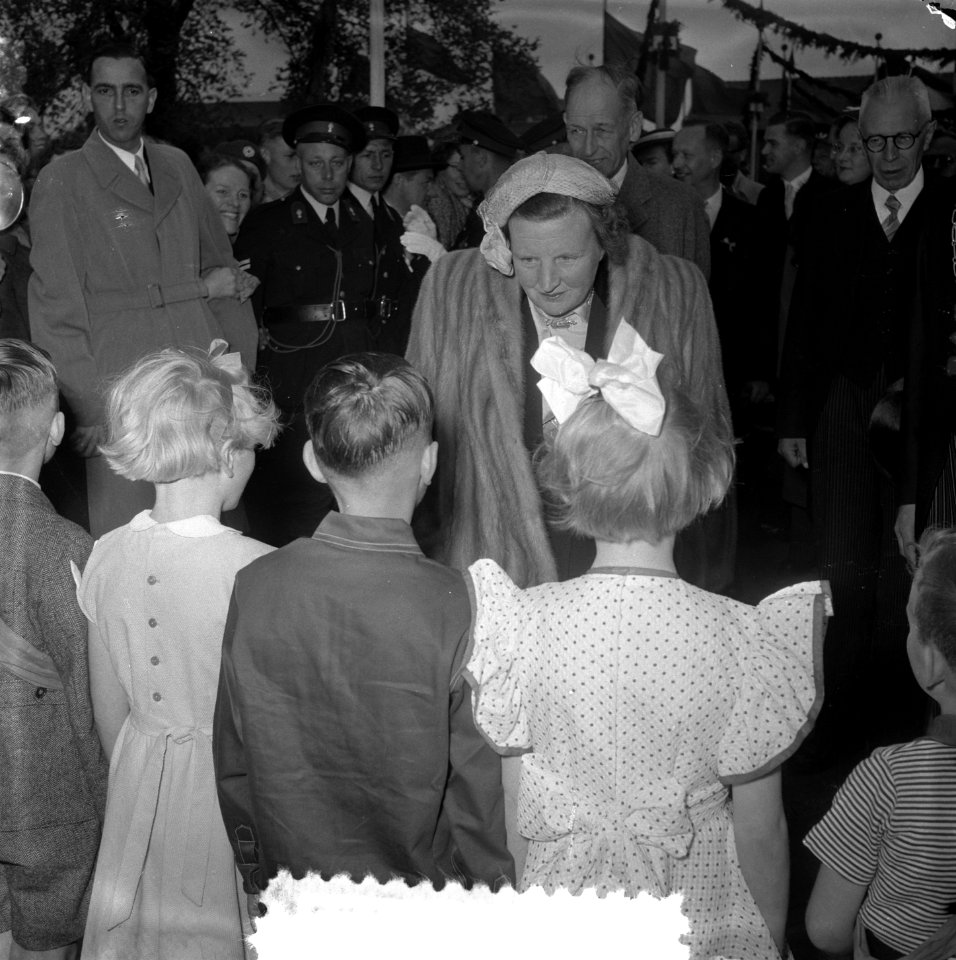 Koningin Juliana en prins Bernhard bezoeken de Kaasmarkt te Woerden, Bestanddeelnr 906-4753