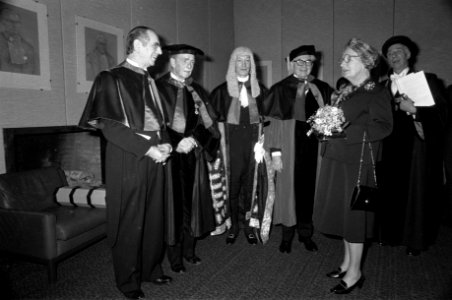 Koningin Juliana is aanwezig bij de uitreiking van eredoctoraten op jubilerende , Bestanddeelnr 929-4540