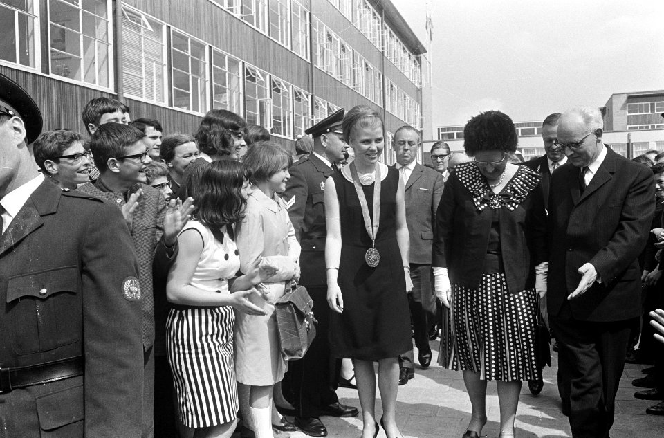 Koningin Juliana in Voorburg, Opening St. Maartenslyceum. De koningin loopt door, Bestanddeelnr 919-0779