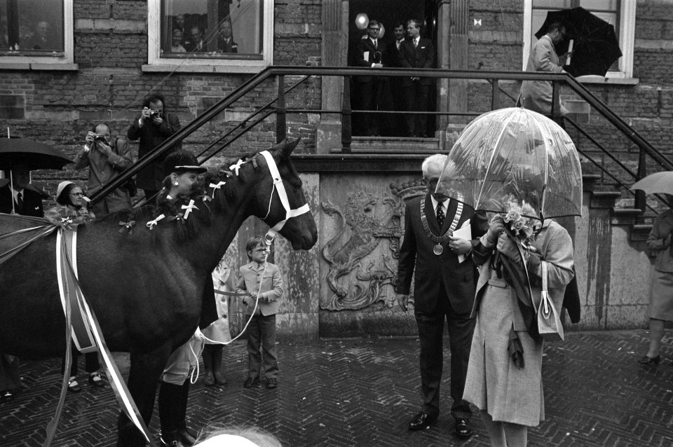 Koningin Juliana in gezelschap van de burgemeester van IJsselstein, J.G.C.J. Tim, Bestanddeelnr 925-6311