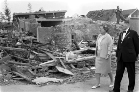 Koningin Juliana in het rampgebied, Bestanddeelnr 920-4369