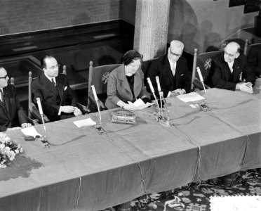 Koningin Juliana installeert culturele adviesraad in Ministerie van Onderwijs Ku, Bestanddeelnr 912-0362