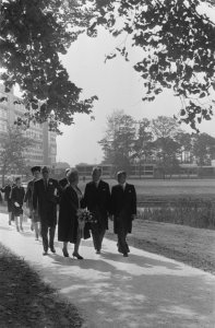 Koningin Juliana en Prins Bernhard bezoeken Technische Hogeschool Twente te En, Bestanddeelnr 916-8749