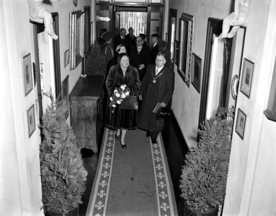 Koningin Juliana in het stadhuis van roosendaal naast haar burgemeester Freijte, Bestanddeelnr 907-5128