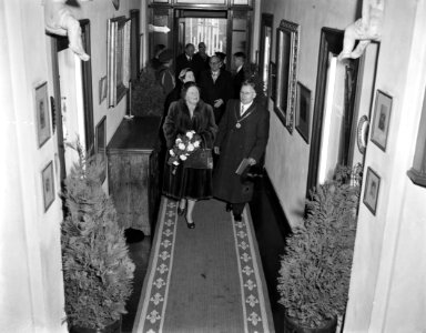 Koningin Juliana in het stadhuis van roosendaal naast haar burgemeester Freijte, Bestanddeelnr 907-5128