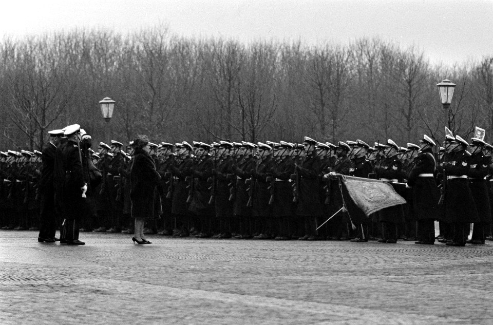 Koningin Juliana inspecteert de mariniers op Huis ten Bosch, Bestanddeelnr 918-5465