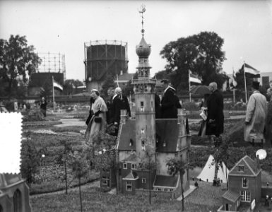 Koningin Juliana en prins Bernhard bezoeken Miniatuur Walcheren te Middelburg, Bestanddeelnr 906-5457