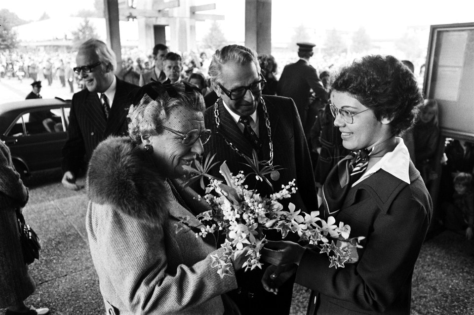 Koningin Juliana bezoekt Veenendaal Linda Faber (zwemster) biedt koningin Julia, Bestanddeelnr 928-7981