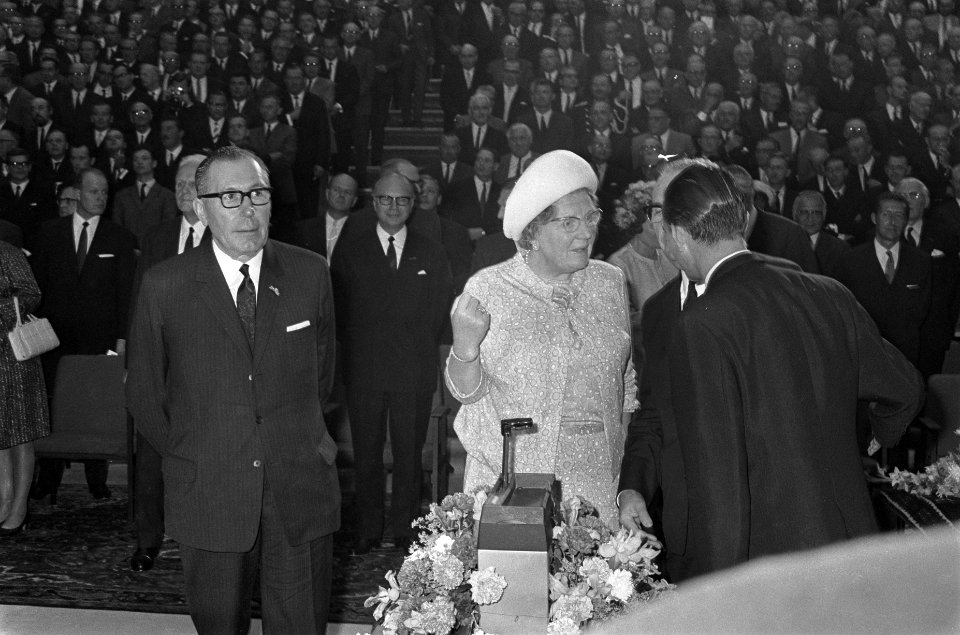 Koningin Juliana bij de opening van de fabriek, links W.A.V. van Doorne, rechts , Bestanddeelnr 921-4697