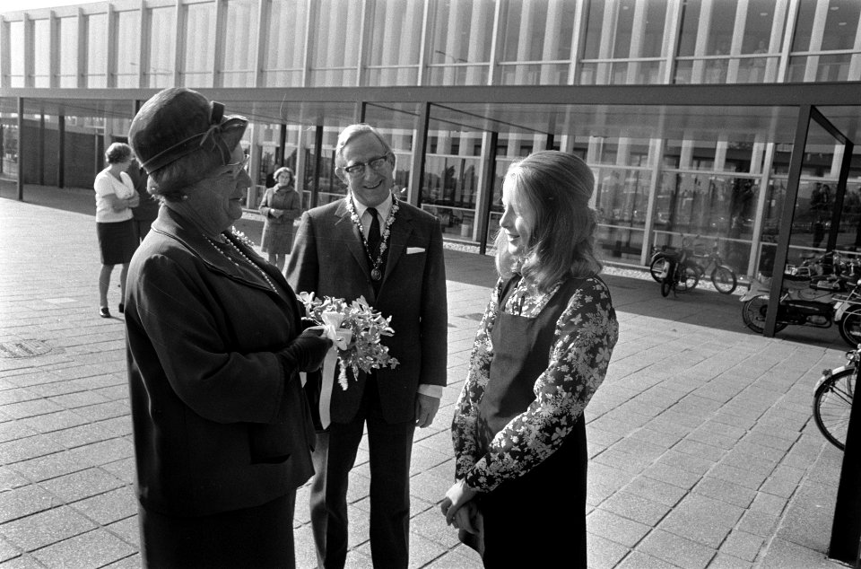 Koningin Juliana krijgt bloemen aangeboden. Achter staat wethouder Bootsma, Bestanddeelnr 922-8739