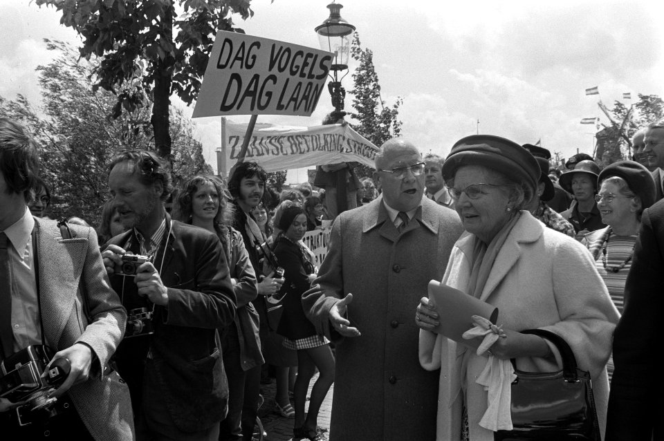 Koningin Juliana bij enkele demonstranten, links van haar wethouder D. Metselaar, Bestanddeelnr 925-6545