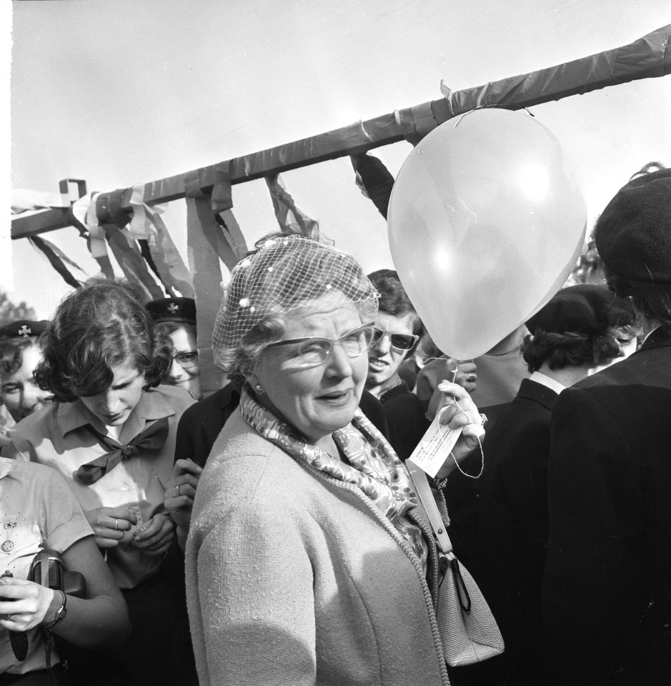 Koningin Juliana koopt krijgt een ballonnetje op de markt in Schaijk, Bestanddeelnr 917-8227