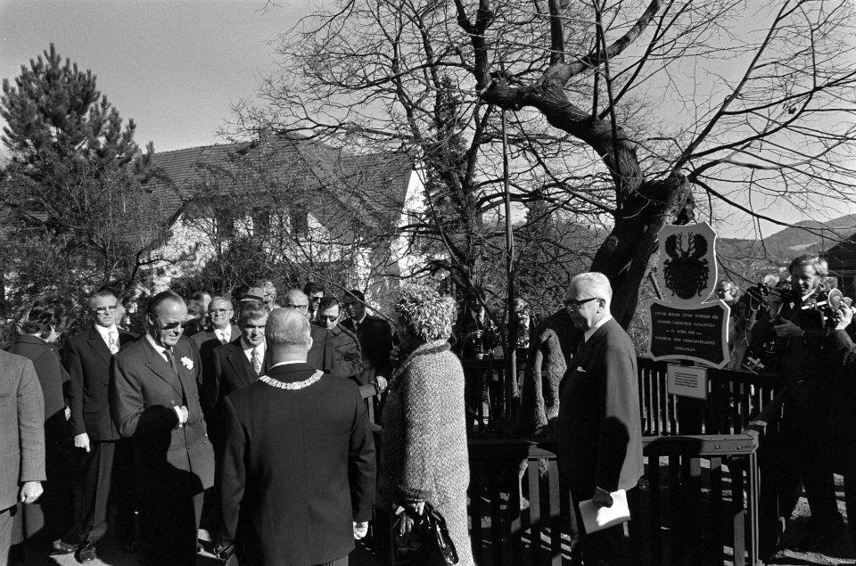 Koningin Juliana en prins Bernhard bezoeken Dillenburg, Bestanddeelnr 925-0843