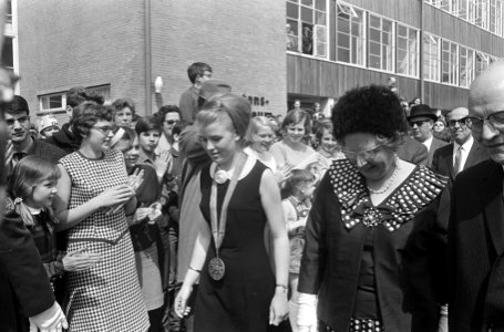 Koningin Juliana in Voorburg, Opening St. Maartenslyceum. De koningin loopt door, Bestanddeelnr 919-0780