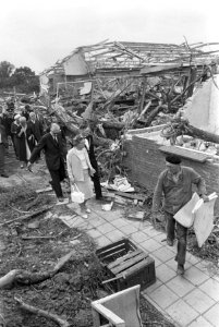 Koningin Juliana bij een totaal verwoeste meubelfabriek, Bestanddeelnr 920-4366