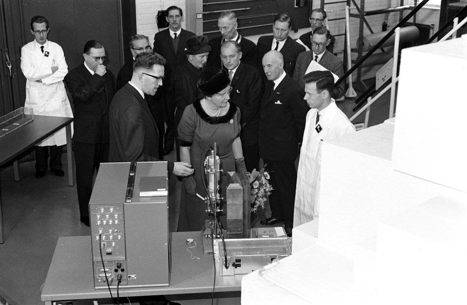 Koningin Juliana brengt een bezoek aan het Reactor-centrum te Petten, Bestanddeelnr 914-5228