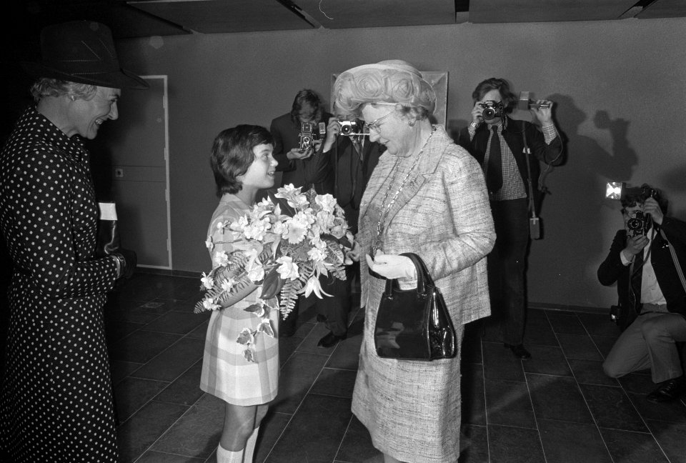 Koningin Juliana krijgt bloemen, Bestanddeelnr 926-3854