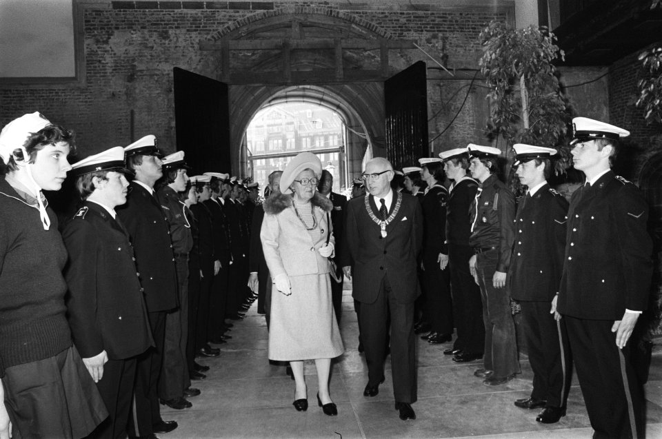 Koningin Juliana bij herdenking sterfdag Michiel Adriaensz. de Ruyter in Nieuwe , Bestanddeelnr 928-5384