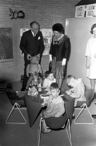 Koningin Juliana in Voorburg, Hare Majesteit bij patientjes in Diaconessenhuis, , Bestanddeelnr 919-0785