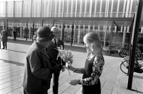 Koningin Juliana krijgt bloemen aangeboden. Achter staat wethouder Bootsma, Bestanddeelnr 922-8741