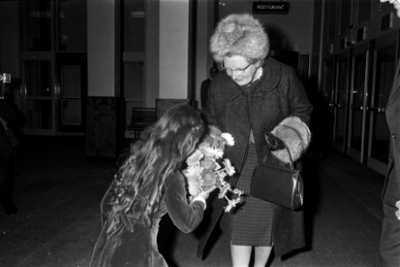 Koningin Juliana krijgt bloemen aangeboden, Bestanddeelnr 919-8038