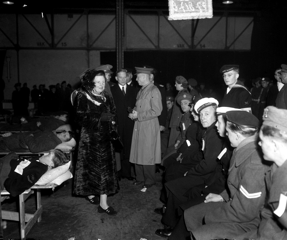 Koningin Juliana bij terugkeer van hosptiaalschip Groote Beer, Bestanddeelnr 934-5300